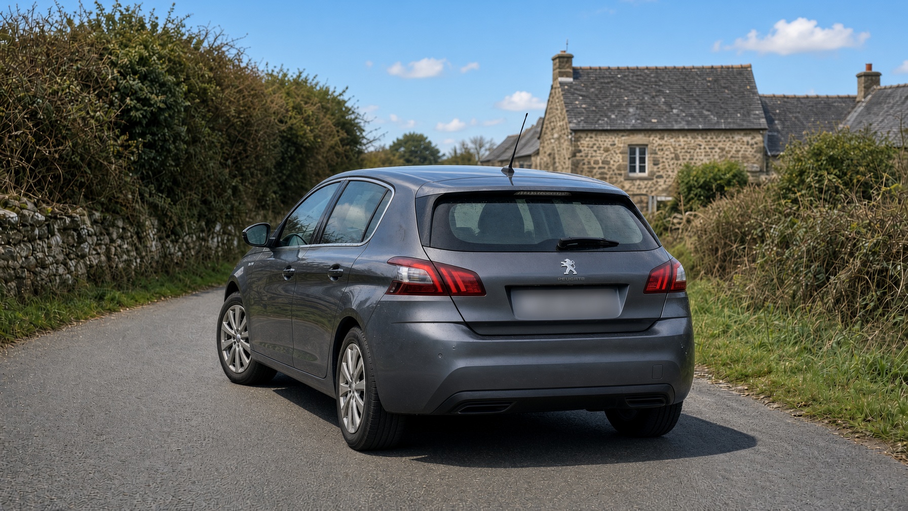 Peugeot 308 grise convoyée sur une route de Cornouaille entre Pluguffan et Rennes