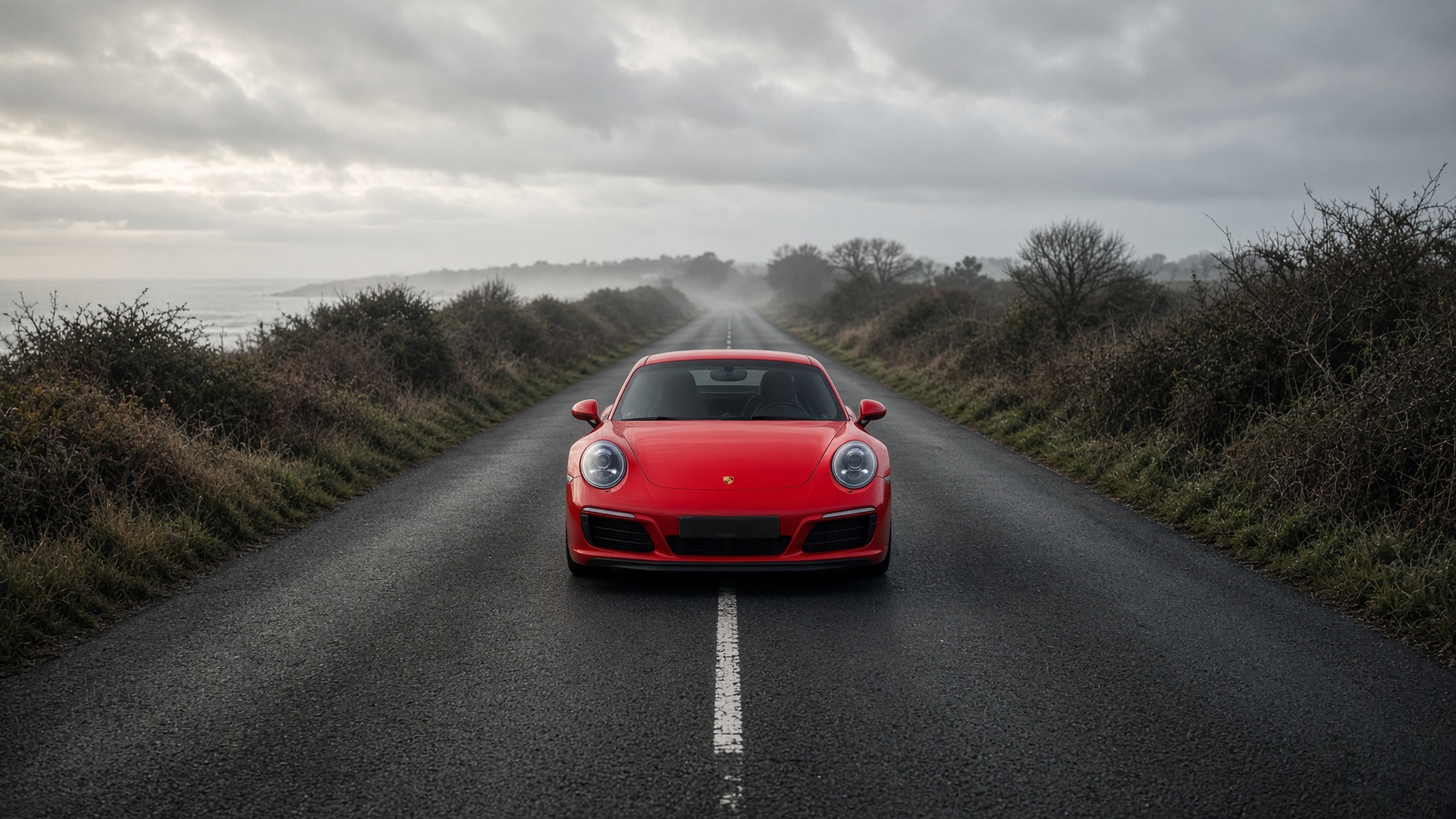 Porsche 911 en roulage mensuel préventif sur une route bretonne près de Bénodet